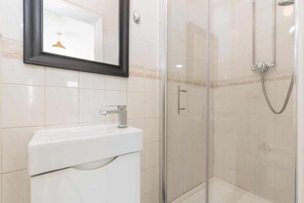 Rose Garden House Villa Luton  Dış mekan fotoğraf