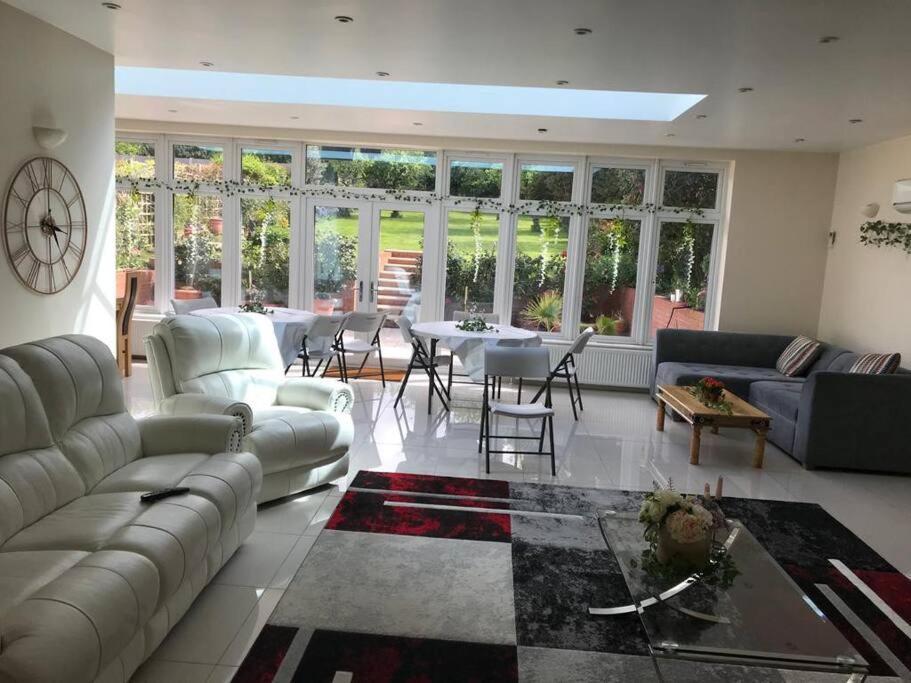 Rose Garden House Villa Luton  Dış mekan fotoğraf