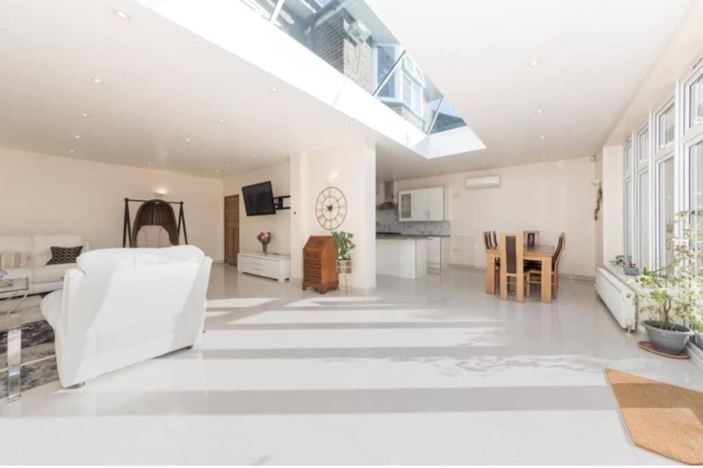 Rose Garden House Villa Luton  Dış mekan fotoğraf