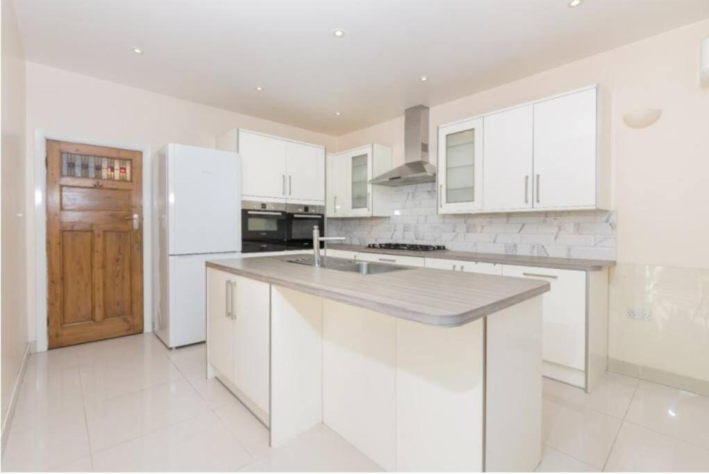 Rose Garden House Villa Luton  Dış mekan fotoğraf